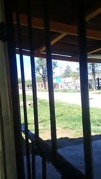 Asesinaron a un joven de 20 años y conocidos de la víctima incendiaron la vivienda del presunto autor.