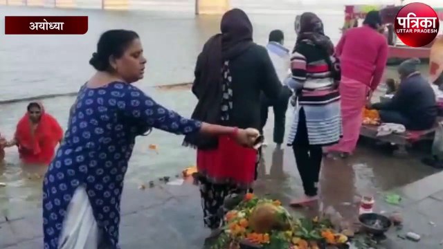 कोविड-19 प्रोटोकॉल के बीच कार्तिक पूर्णिमा स्नान कर रहे श्रद्धालु