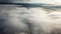 Imagens de drone mostram a icônica ponte de Bósforo apagada pelo nevoeiro