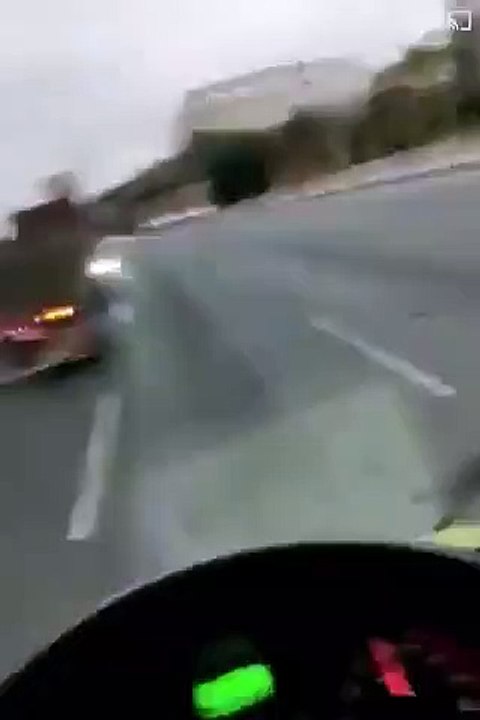 tráiler arrastrando auto en la autopista México-Querétaro