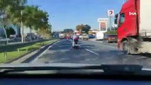 Bursa’da motosiklet sürücüleri trafikte sohbet etti