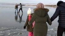 KARS - Doğu Anadolu'nun en büyük ikinci gölü Çıldır'ın yüzeyi kısmen dondu