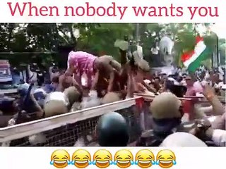 Un homme repoussé à la fois par la population et la police