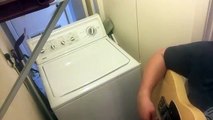 Il joue Thunderstruck d'AC/DC avec sa machine à laver en mauvais état