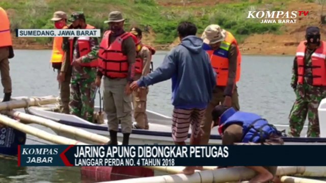 Petugas Tertibkan Jaring Apung Waduk Jatigede Sumedang