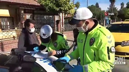 Maske takmayan kadın, polisleri tehdit edip gazetecilere tepki gösterdi | Video