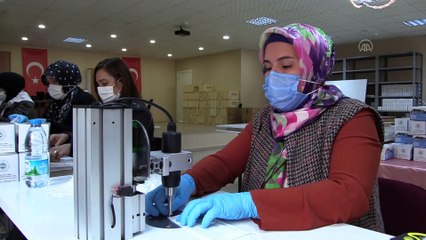 AMASYA-  Kadınlar günlük 70 bin maske üreterek Kovid-19 mücadelesine destek veriyor