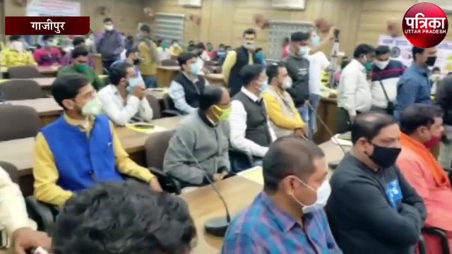 यातायात माह के समापन पर डीएम-एसपी ने लोगों को बांटा हेलमेट