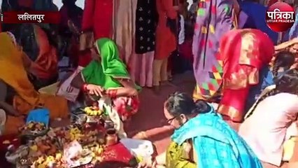 कार्तिक माह के अंतिम दिन तालाब पर उड़ी सोशल डिस्टेंस की धज्जियां
