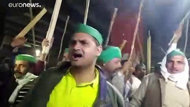 India: agricoltori inferociti alle porte di Dheli, scontri e blocchi stradali