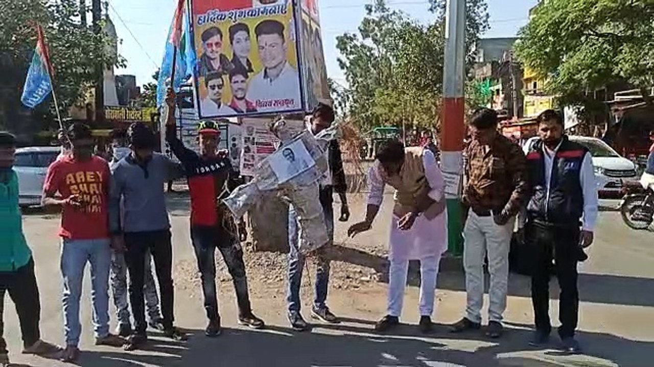 कालापीपल एनएसयूआई कार्यकर्ताओं ने सीएम शिवराज क...