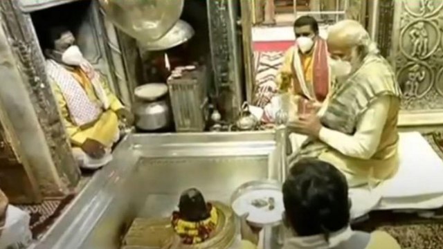 PM Modi offers prayers at Kashi Vishwanath Mandir