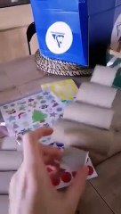 Un sapin en carton avec Émilie du Relais Petite Enfance