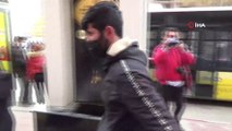 Otobüs Durağında Maskesini İndirip Sigara İçen Genci Polis Affetmedi