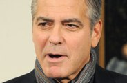 George Clooney si taglia i capelli da solo: ecco perché