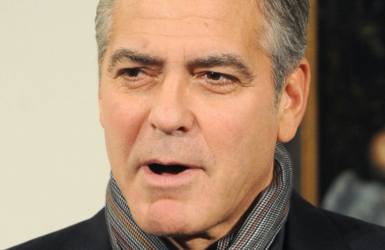 George Clooney si taglia i capelli da solo: ecco perché