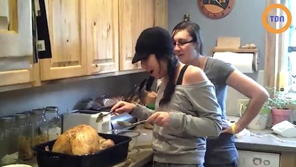 Ils lui font croire qu'elle a cuisiné la dinde avec son bébé