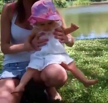 Regardez la réaction de ces bébés qui n’aiment pas l’herbe