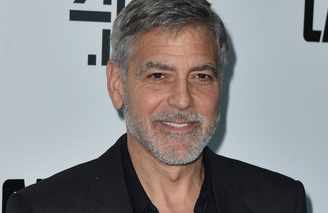 George Clooney schneidet seine Haare selbst