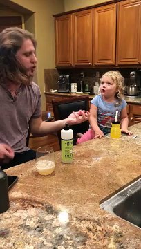 Une petite fille de trois ans qui chante du death metal