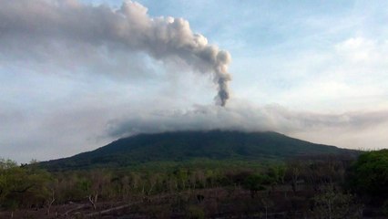 Miles de personas evacuadas tras erupción de volcán en Indonesia