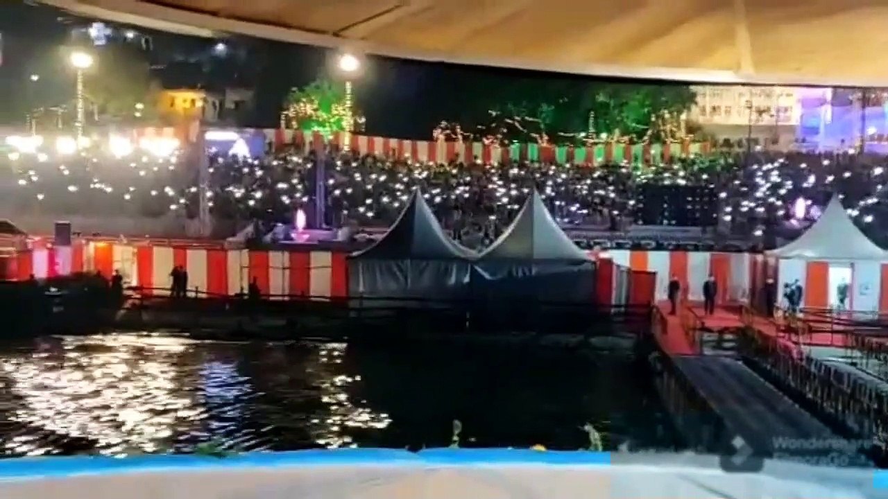 PM मोदी ने दीप जला की दीप उत्सव की शुरुआत, 15 लाख से ज़्यादा दीयों से जगमगाए वाराणसी के घाट