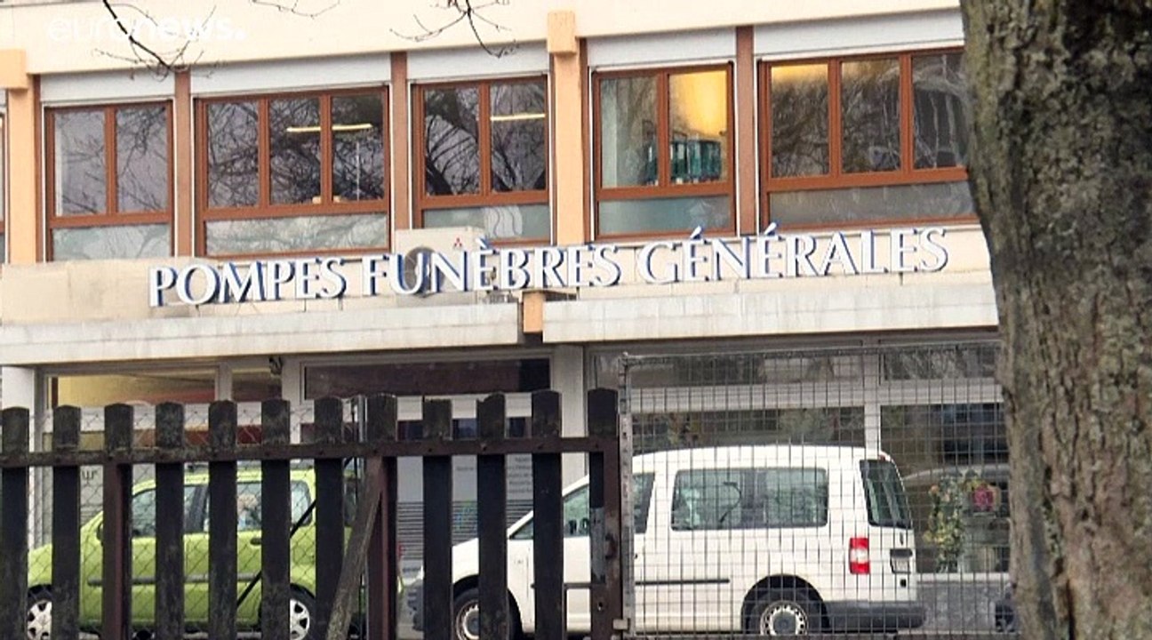 Face à l'afflux de cercueils, la ville de Carouge installe des tentes funéraires provisoires