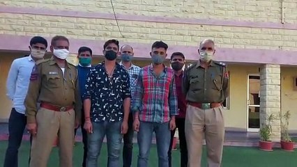 Download Video: हुक्का बार में दबिश, पुलिस को देख युवक-युवतियां भागे, दो गिरफ्तार