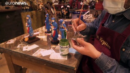 Weihnachten 2020 tragen Maria und Josef Mund-Nasen-Schutz