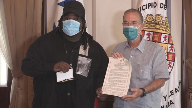 El artista urbano Sech recibe las llaves de Ciudad de Panamá