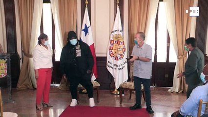 El artista urbano Sech recibe las llaves de Ciudad de Panamá-