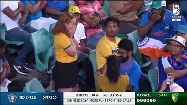 فيديو يخطف القلب لطلب شاب الزواج من صديقته خلال مبارة للكريكيت