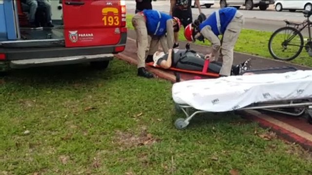 Colisão entre bicicleta e patinete deixa dois feridos na Avenida Tancredo Neves
