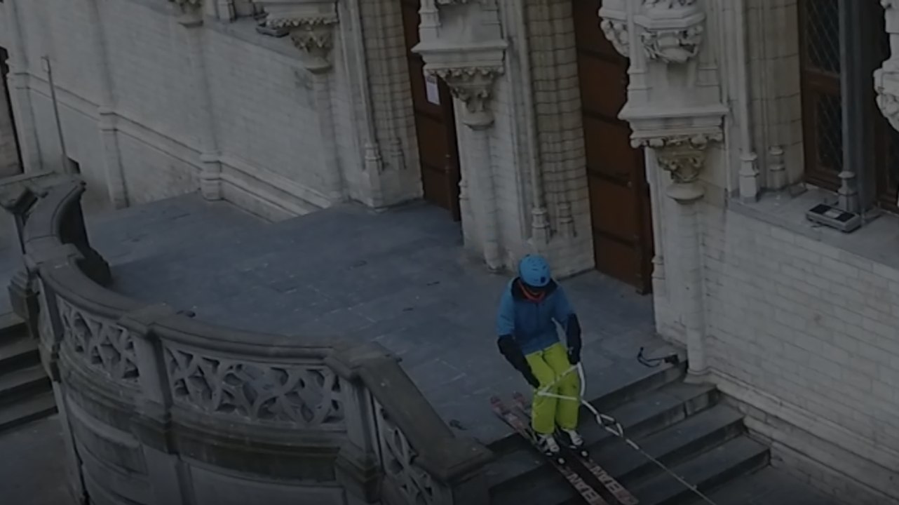 Skifahrer benutzt leere Stadt als Piste