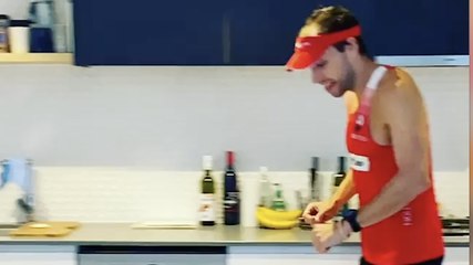 Mann rennt Marathon in seiner Wohnung