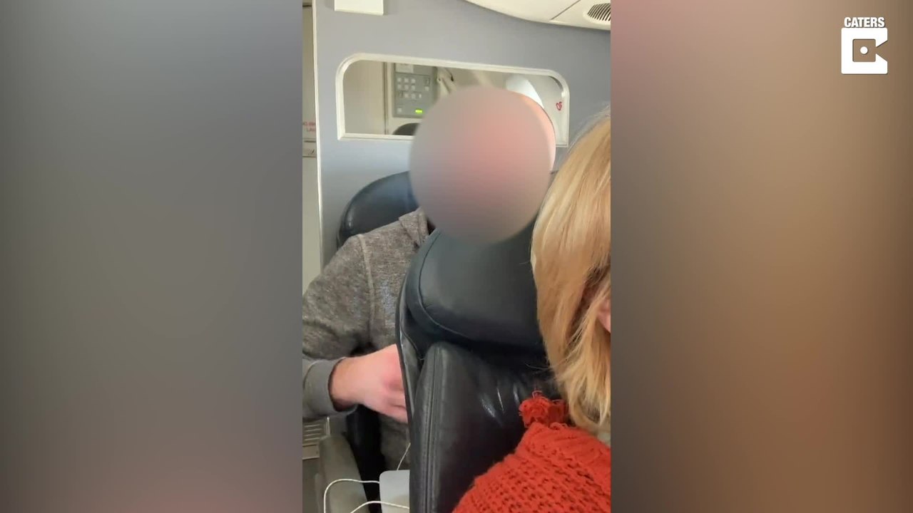 Im Flugzeug: Mann rastet aus, weil Frau ihren Sitz zurückstellt