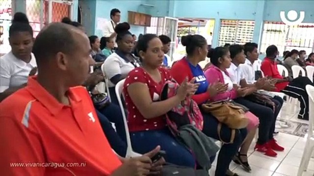 Gobierno Sandinista entrega bono complementario a estudiantes de Bluefields