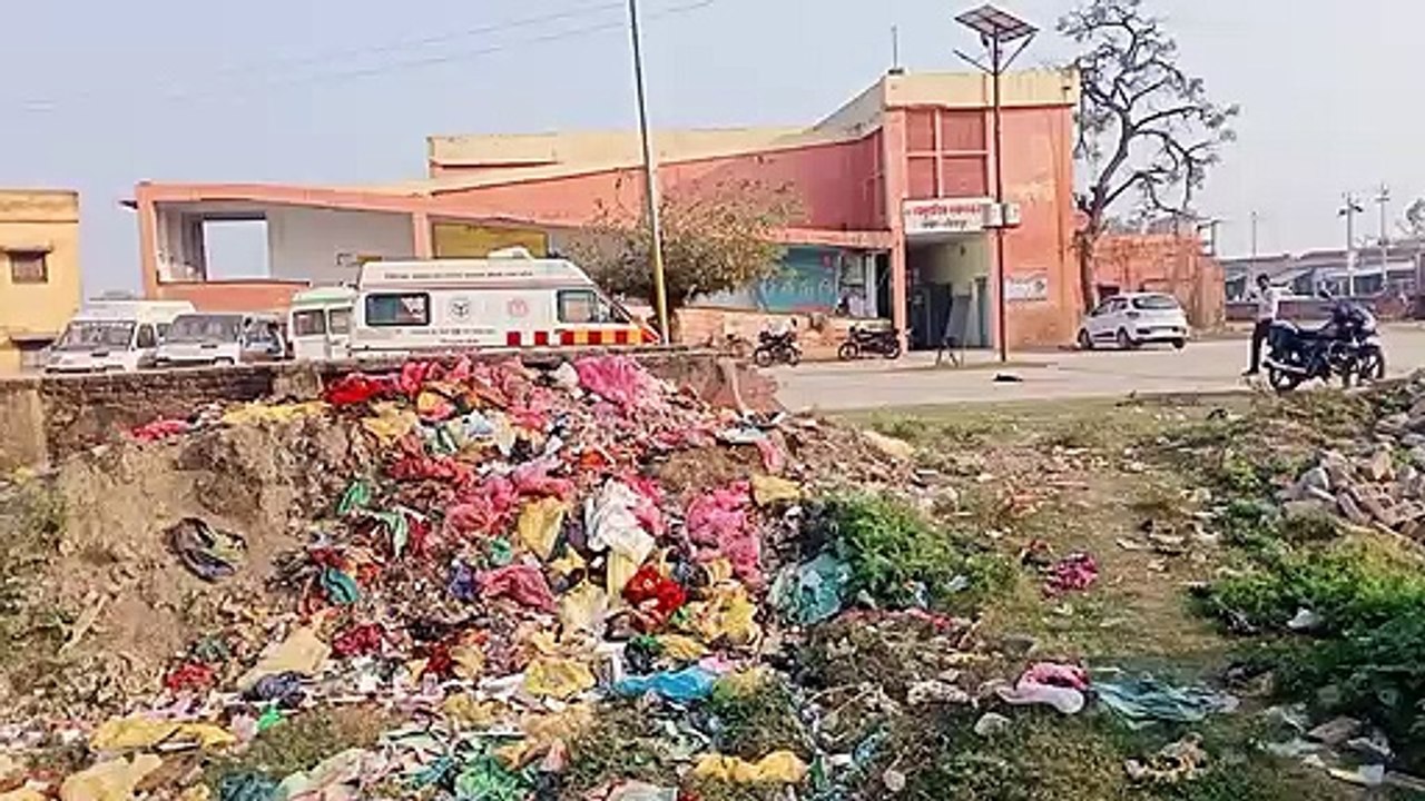 अस्पताल परिसर में कूड़े के ढेर में पीपीई किट, डिलीवरी के गंदे कपड़ों को फेंका
