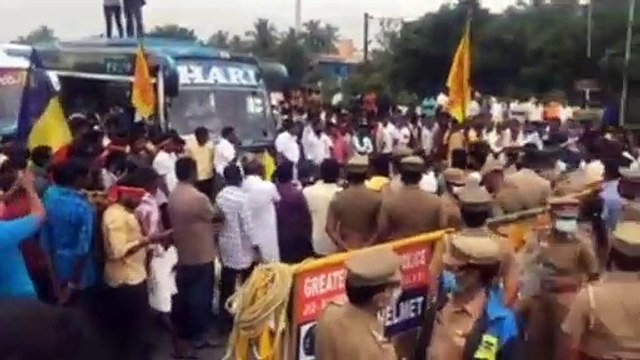 20% இடஒதுக்கீடு போராட்டம்- போலீஸ் தடுத்து நிறுத்தம்- சென்னை அருகே பாமகவினர் சாலை, ரயில் மறியல்! - வீடியோ