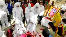 परिवारजनों नें पीपीई किट पहन किरण माहेश्वरी के किए अंतिम दर्शन