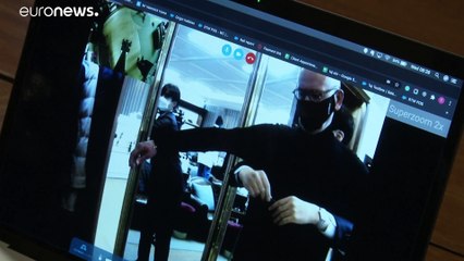 شاهد: تقنية حياكة الملابس عن بعد لمواجهة أزمة كورونا في لندن