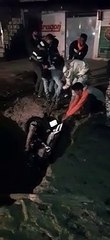 भाजपा नेताओं ने किया अच्छा काम, खतरनाक सीवर लाइन से जान बचाई