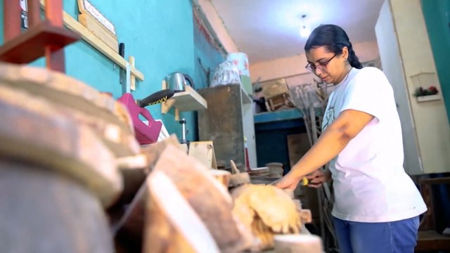 مصر.. فتاة تمتهن النجارة وتنجز أعمالا فنية من الخشب