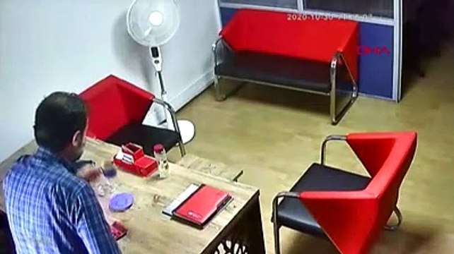 İzmir depreminden yeni görüntü; soğukkanlılığı ile dikkat çekti