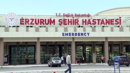 Télécharger la video: ERZURUM - DOKTORLAR KOVİD-19'LA SAVAŞI ANLATIYOR - Kovid-19'u yenen doktordan 'Bende 'Kovid-19 yoktur' demeyin, kurallara uyun' çağrısı