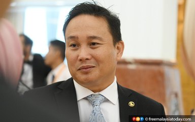 Pembangkang dakwa timbalan menteri tunjuk jari tengah