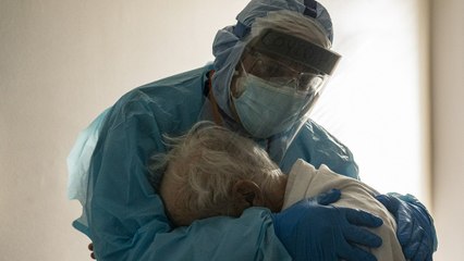 La photo de ce câlin entre un soignant et un malade âgé fait le tour du monde !