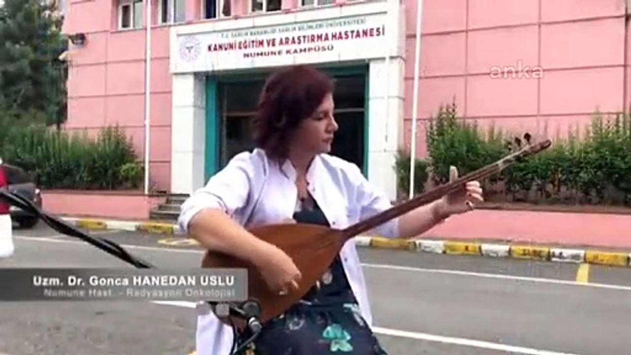DOKTORLAR, MESLEKTAŞLARI ANISINA TÜRKÜ SÖYLEDİL...