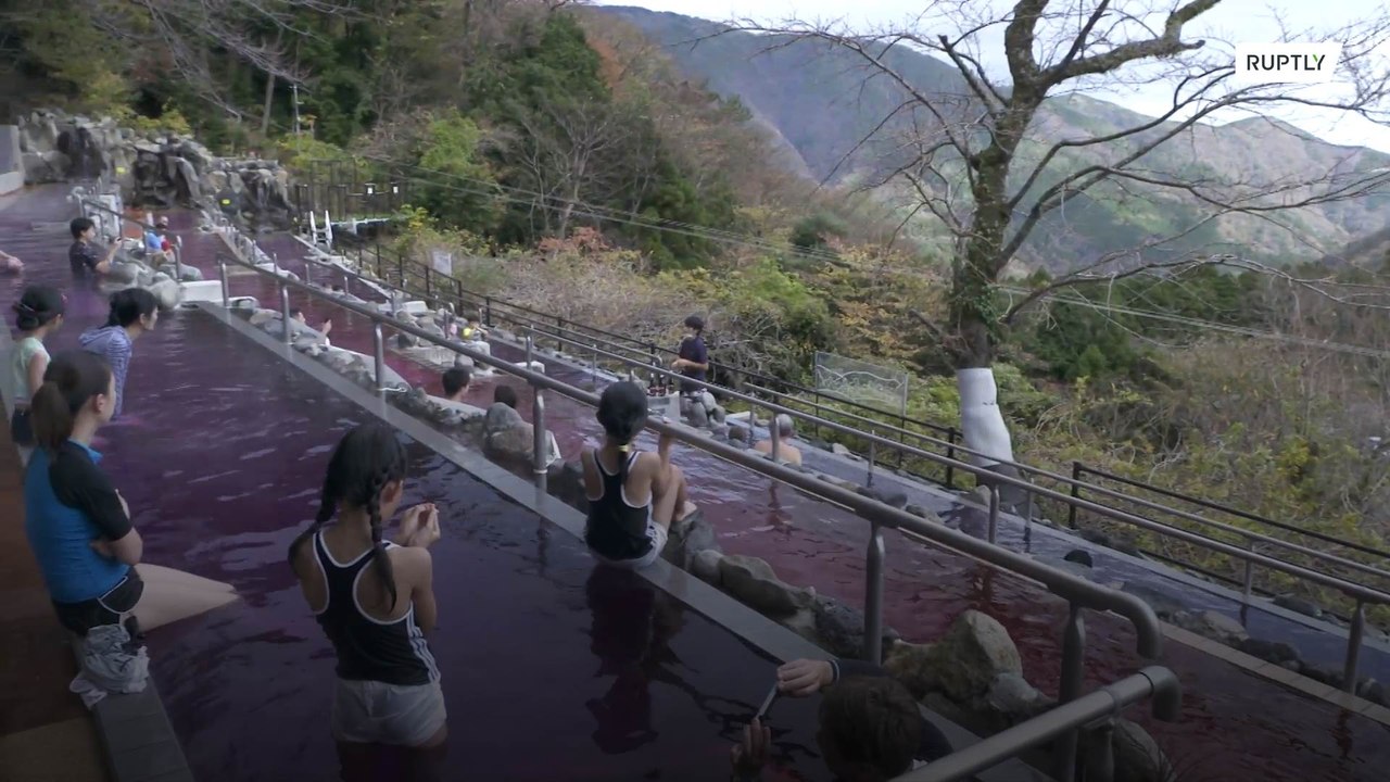 Amantes do vinho se banham em Beaujolais em balneário no Japão