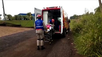 Mulher fica ferida ao sofrer queda de moto na Estrada do Aeroporto
